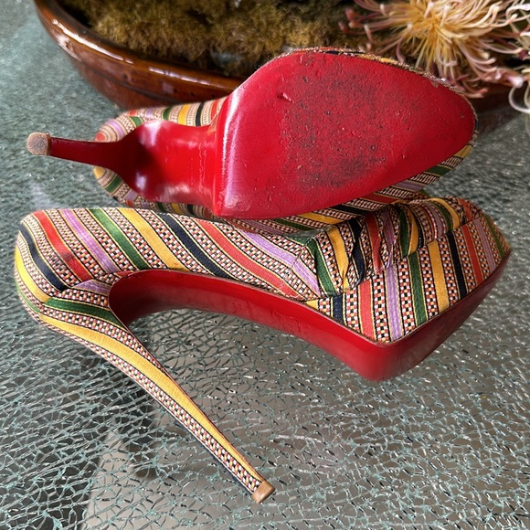 BEAUTIFUL CHRISTIAN LOUBOUTIN SILK FABRIC STILETTOS, 39.  GUC - Picture 8 of 11